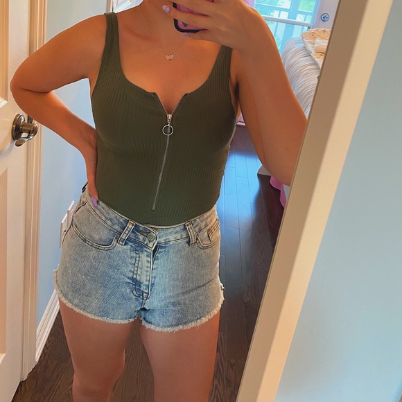 CALI washed-out short shorts, perfect for summer! 🌞🌊 - Picture 3 of 3